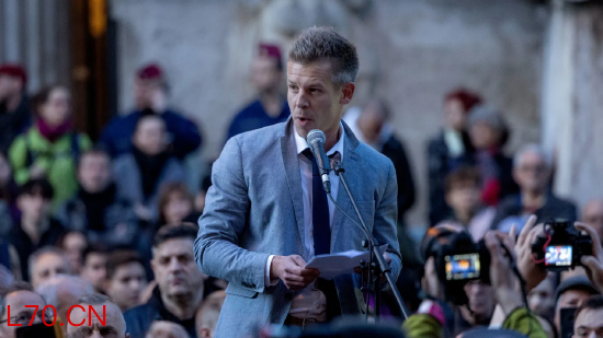 2024 年 3 月 26 日，匈牙利布达佩斯 —— 律师、前政府内部人士彼得・马扎尔在总检察长办公室前组织集会并演讲。马扎尔是前司法部长尤迪特・瓦尔加的前夫，从政府内部人士转为揭发者，当天在社交平台发布录音，曝光瓦尔加及其他匈政府官员如何销毁法庭证据。