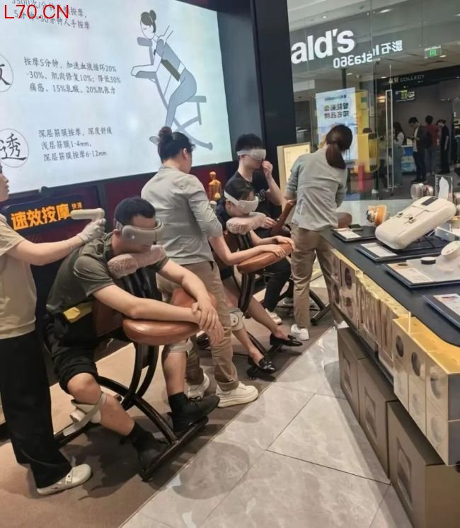 午休的白领，正在把商场B1变成钟点房