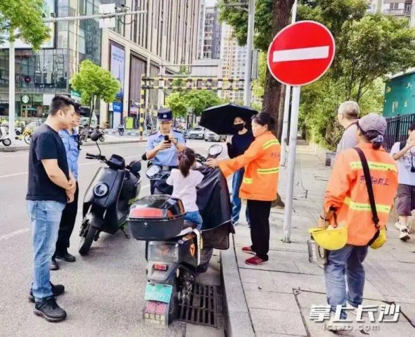 开福环卫工人热心救助走失女孩 “不说话的宝贝”平安回家