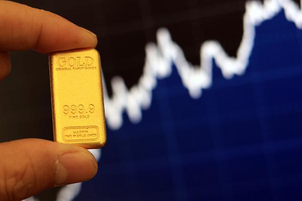 黄金登顶储备资产榜首！全球央行买买买，普通人怎么办？