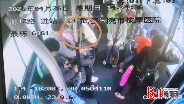 纵览原创丨石家庄听障妈妈与6岁女儿乘公交时走散，市民、公交、民警爱心接力，一个半小时后母女顺利团聚，全程陪伴帮助听障妈妈的女士为此多坐25站公交