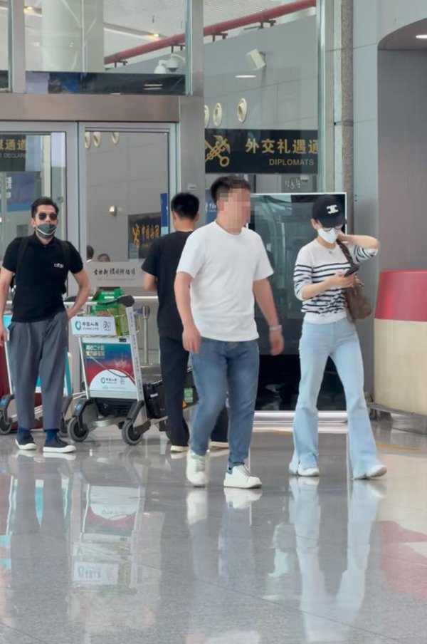郭富城夫妇现身机场，没一起回港，郭富城看着方媛背影满是不舍